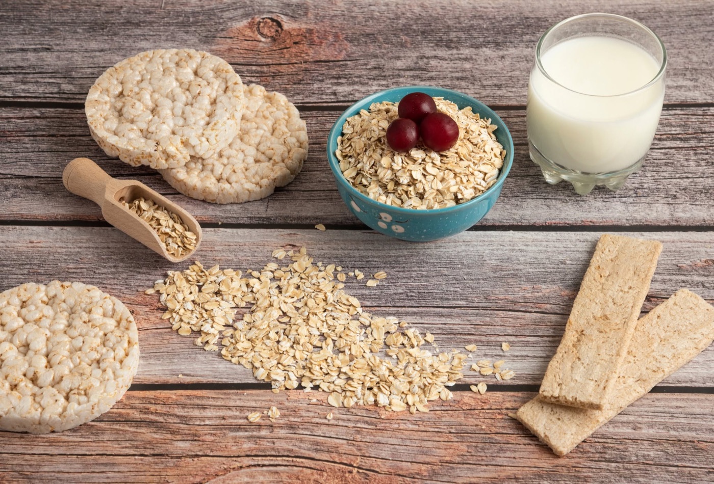 Tazón de avena con galletas de arroz inflado y un vaso de leche