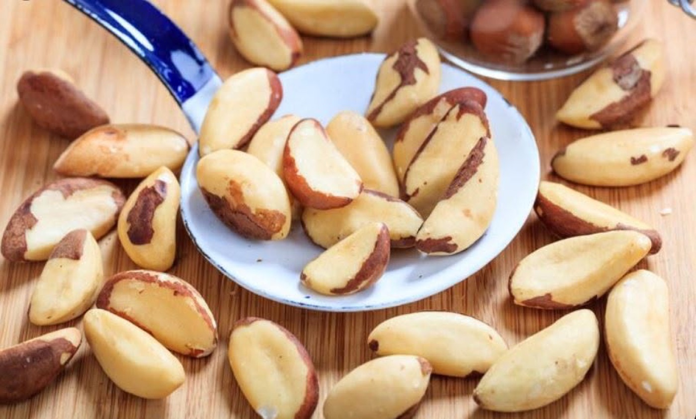 Nueces de Brasil sobre una cuchara de peltre